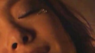 Yağlı bir orospu, elini her amatör hint pornosu iki deliğe sokan bir adam ve sevinçle çığlık atan bir sürtük tarafından okşanması gereken kıçını değiştirdi